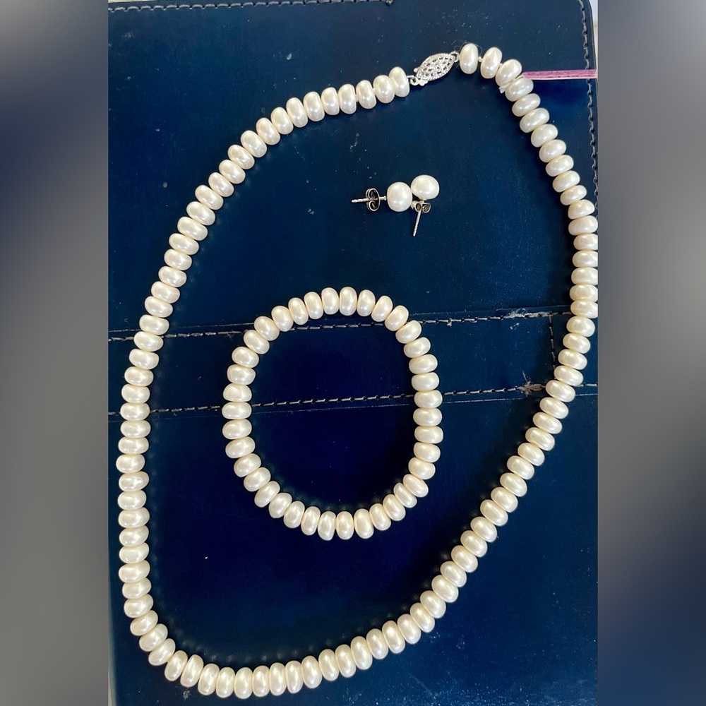 Elegant Freshwater Pearl Jewelry Set